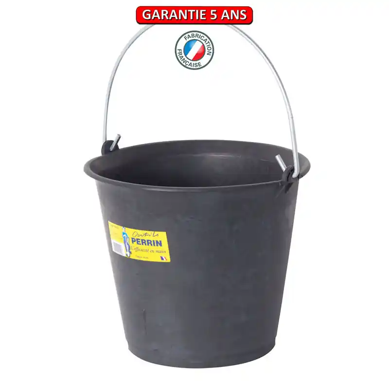 Seau de maçon en caoutchouc, disposant d’un fond nervuré facilitant la prise.