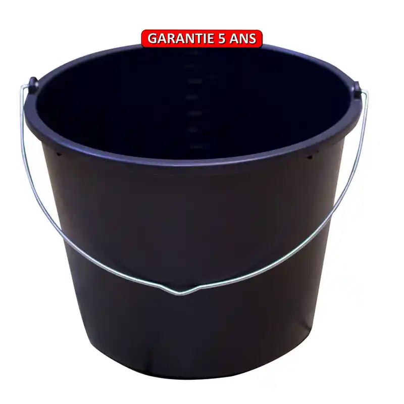 Seau de maçon en plastique. Outil à main de maçonnerie.