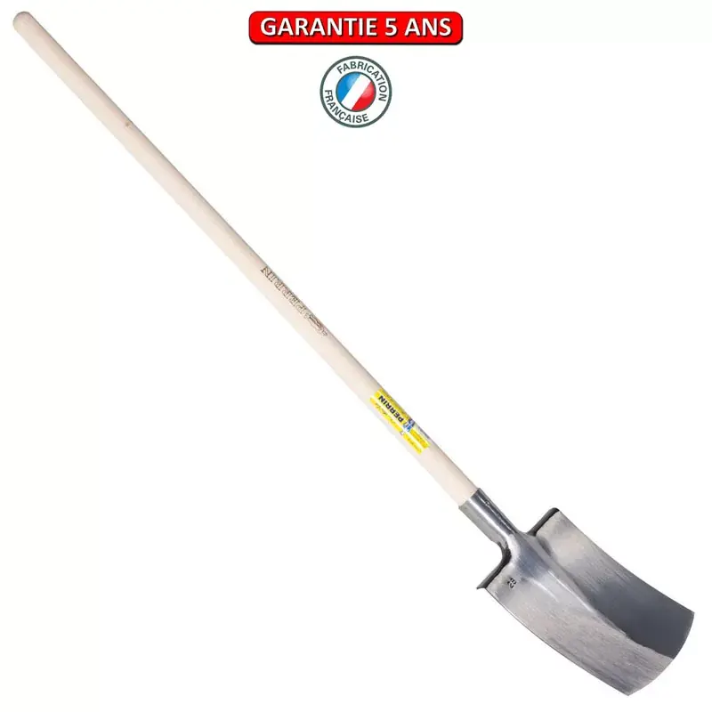 Bêche Bretagne, tranchant bombé 30 cm. Emmanché pomme 110. Finition polie devant